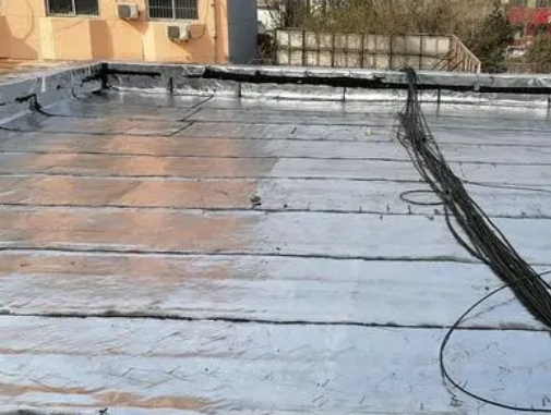 扎兰屯卫生间漏水维修公司分享下扎兰屯屋面楼顶防水刚性防水层施工要点。